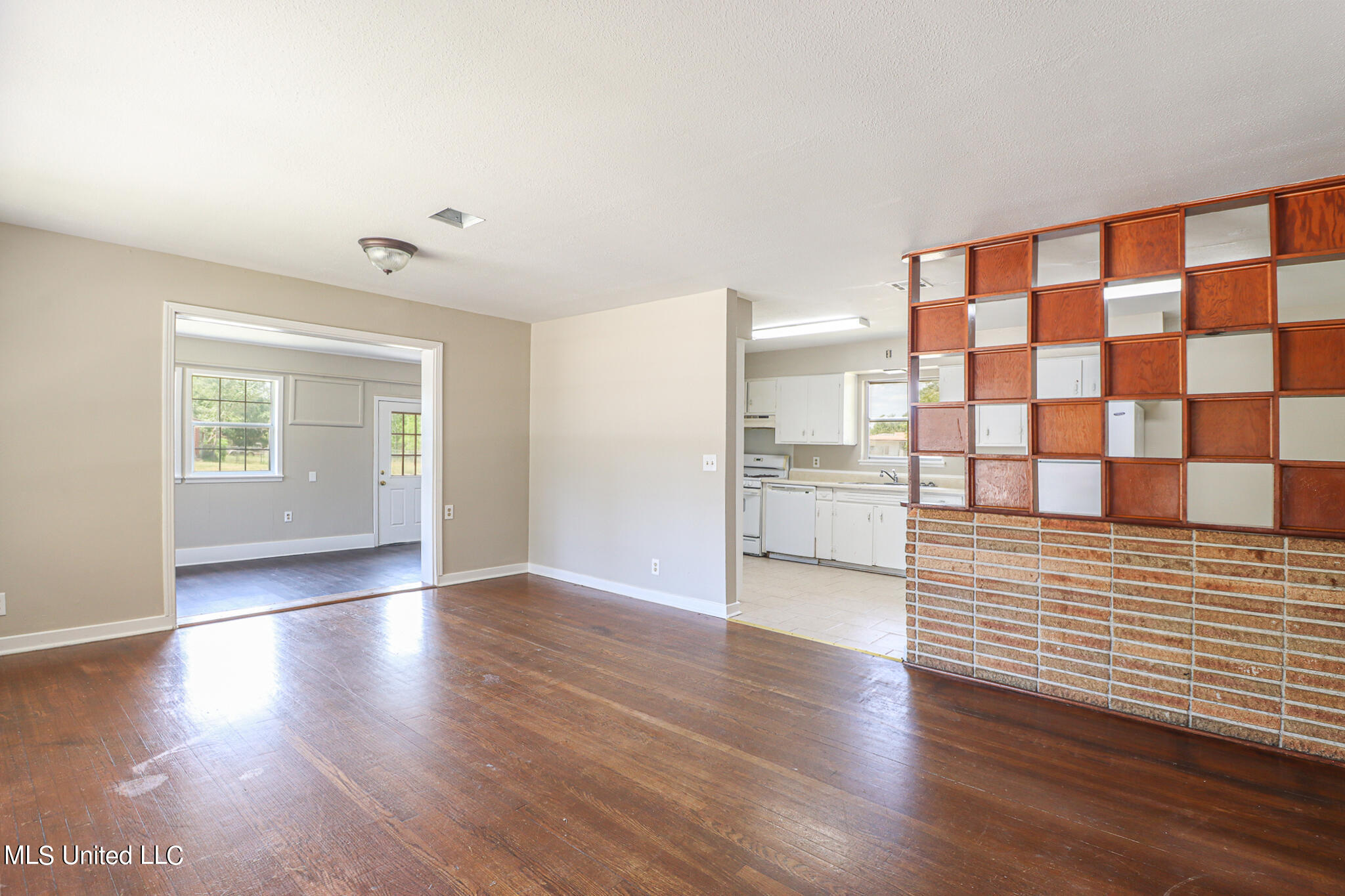 2460 Carter Road Biloxi, MS 39531 - Photo 2 of 20 2460 Carter-54001