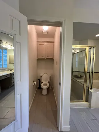 a en suite bathroom with a toilet sink and mirror