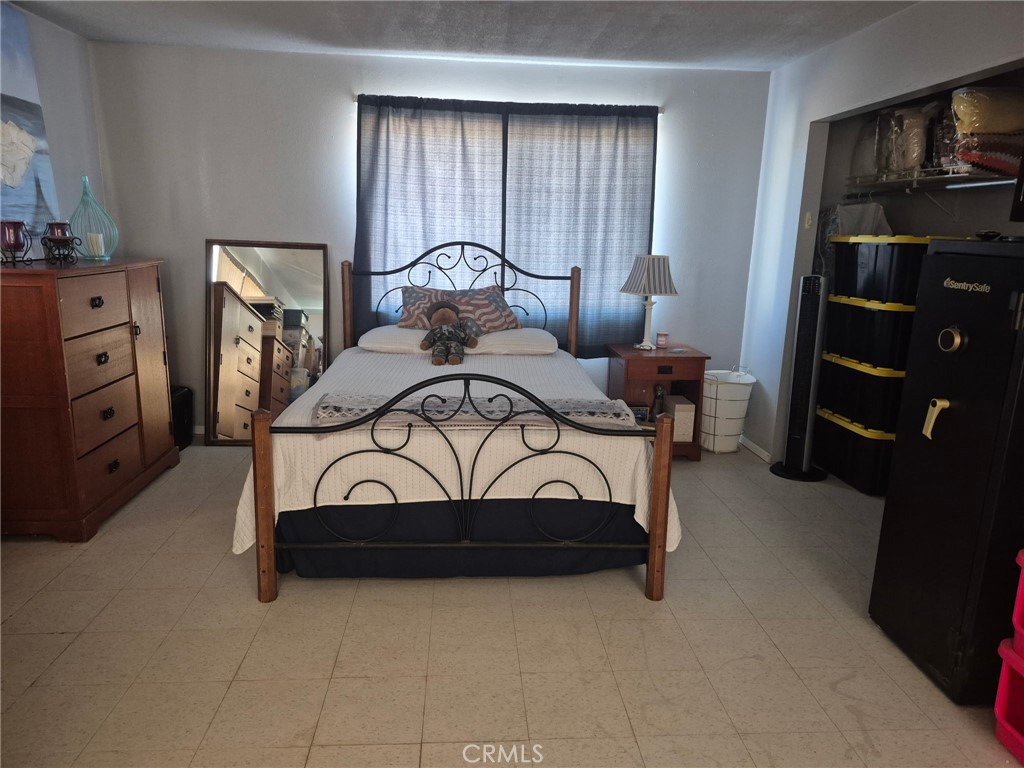 63737 Gibson Road Joshua Tree, CA 92252 - Photo 18 of 25 a bedroom with a bed and a tv in it