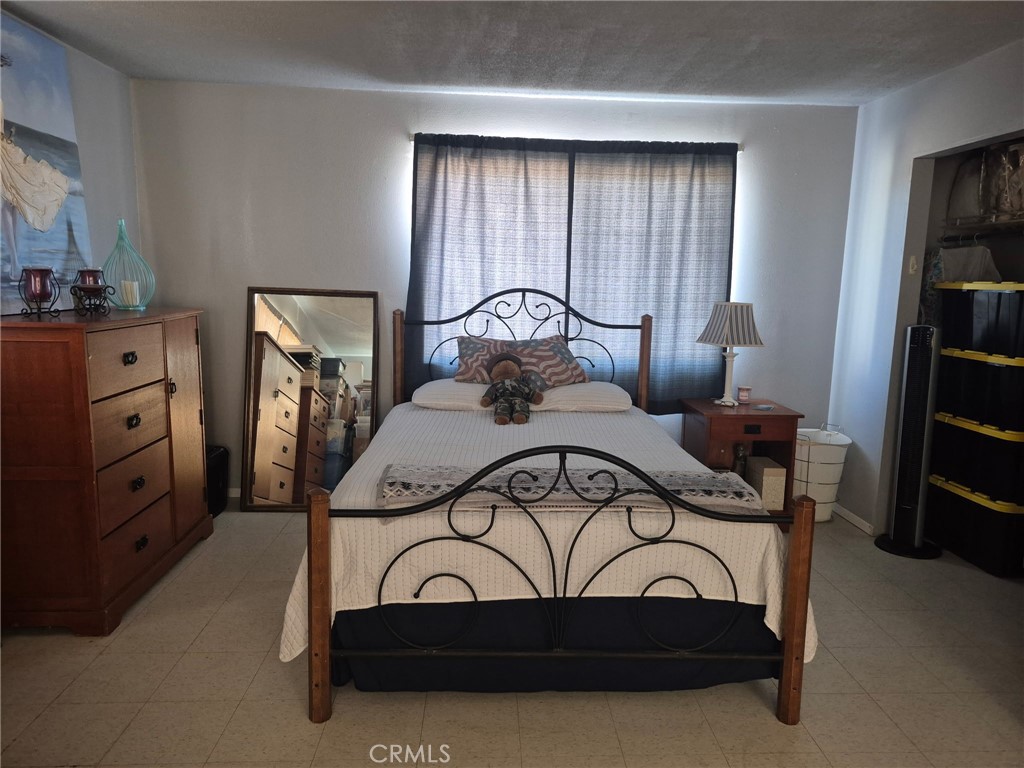 63737 Gibson Road Joshua Tree, CA 92252 - Photo 19 of 25 a view of a livingroom with furniture
