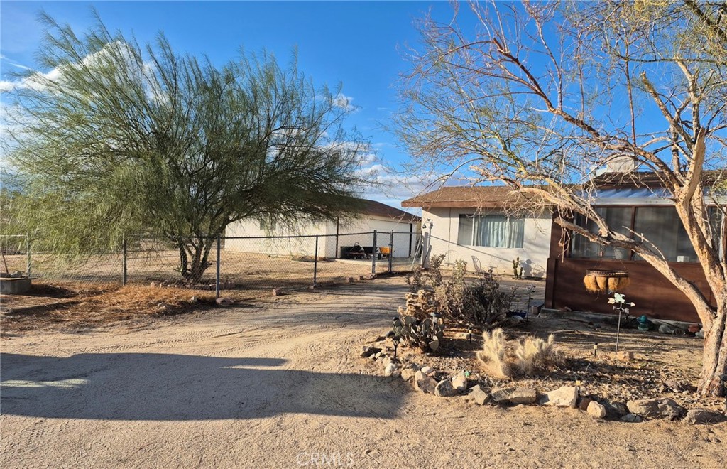 63737 Gibson Road Joshua Tree, CA 92252 - Photo 2 of 25 a front view of a house with a yard