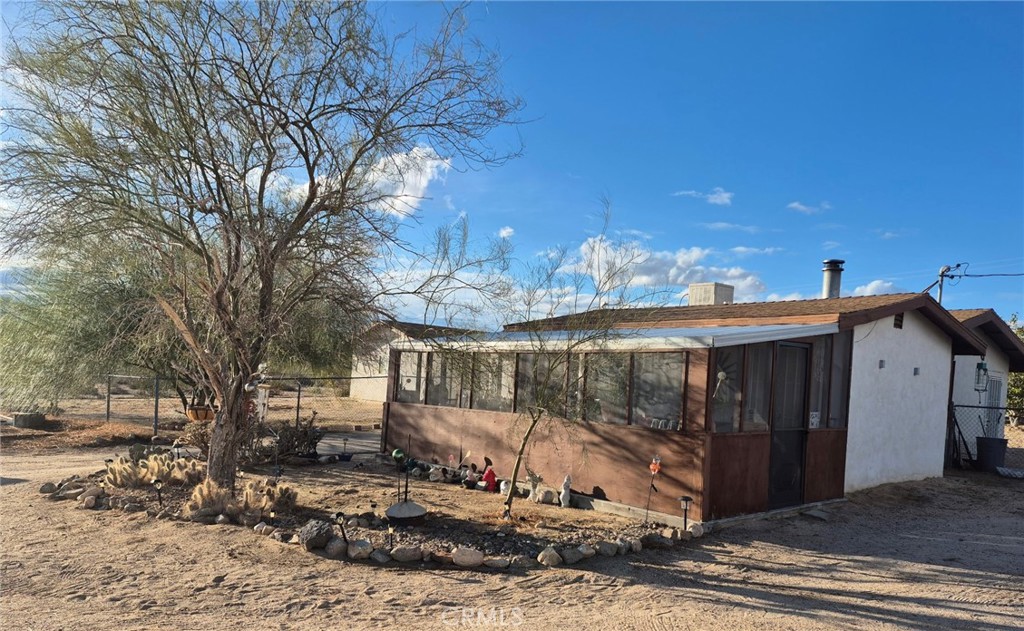 63737 Gibson Road Joshua Tree, CA 92252 - Photo 4 of 25 a view of a house with a yard