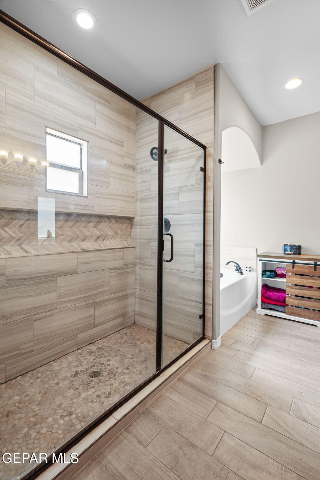 13737 Garforth Avenue El Paso, TX 79928 - Photo 29 of 34 a bathroom with a shower