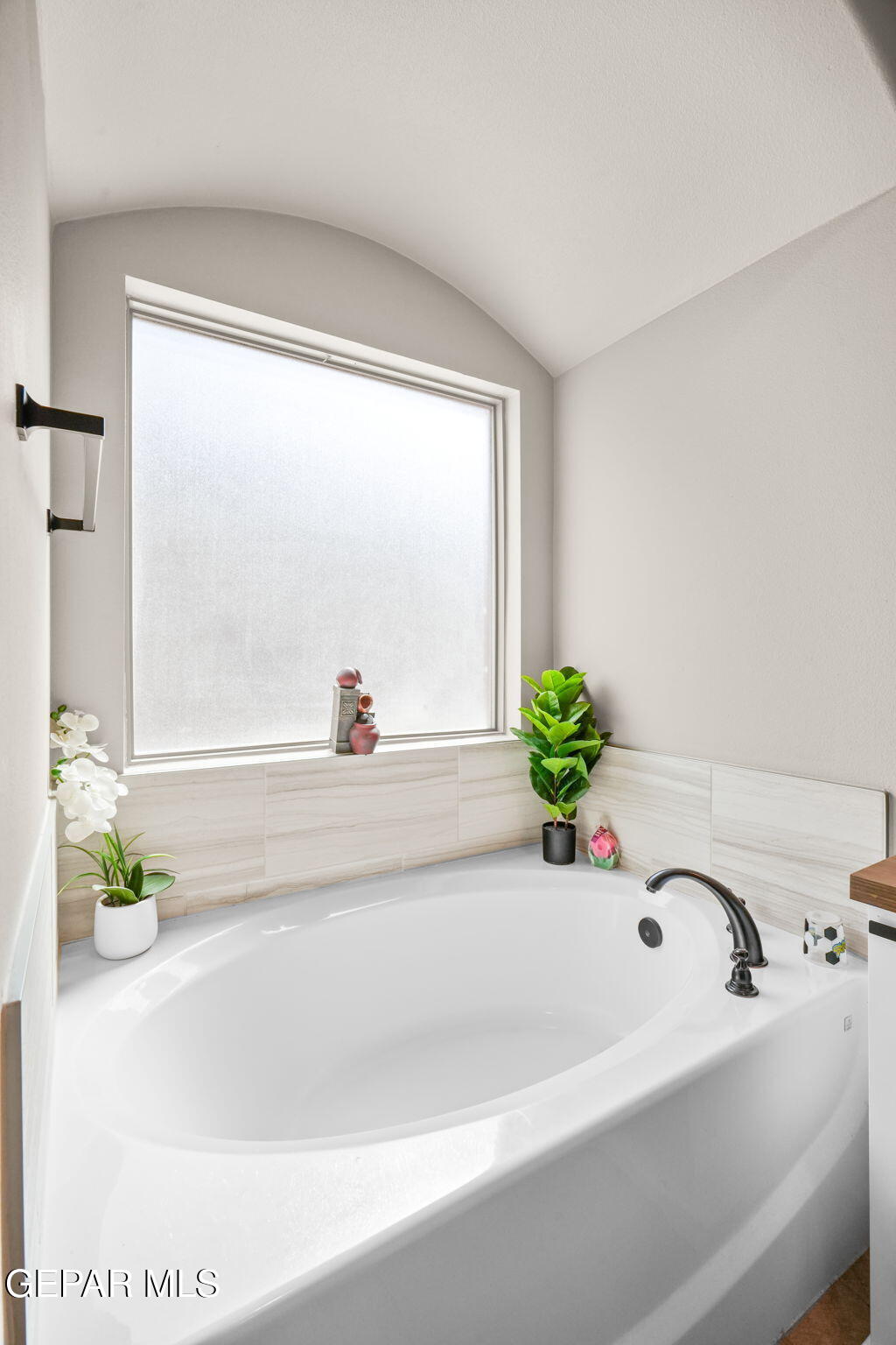 13737 Garforth Avenue El Paso, TX 79928 - Photo 30 of 34 a bath tub sitting next to a window