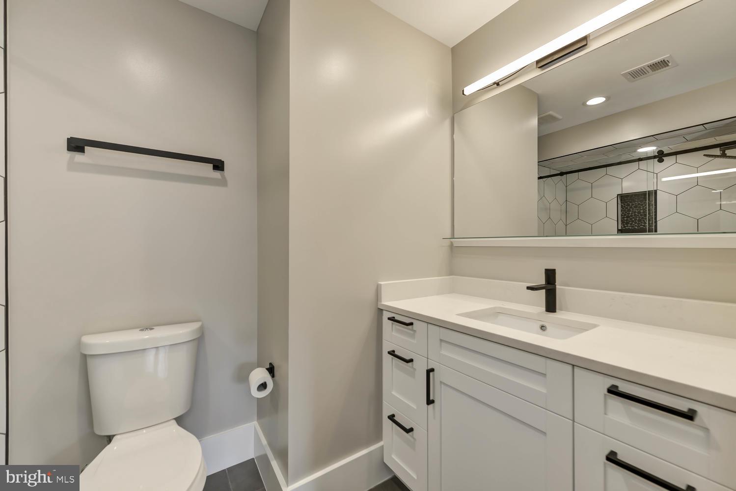 113 U Street Northeast, Unit A Washington, DC 20002 - Photo 25 of 32 Second Owner's suite en-suite bath