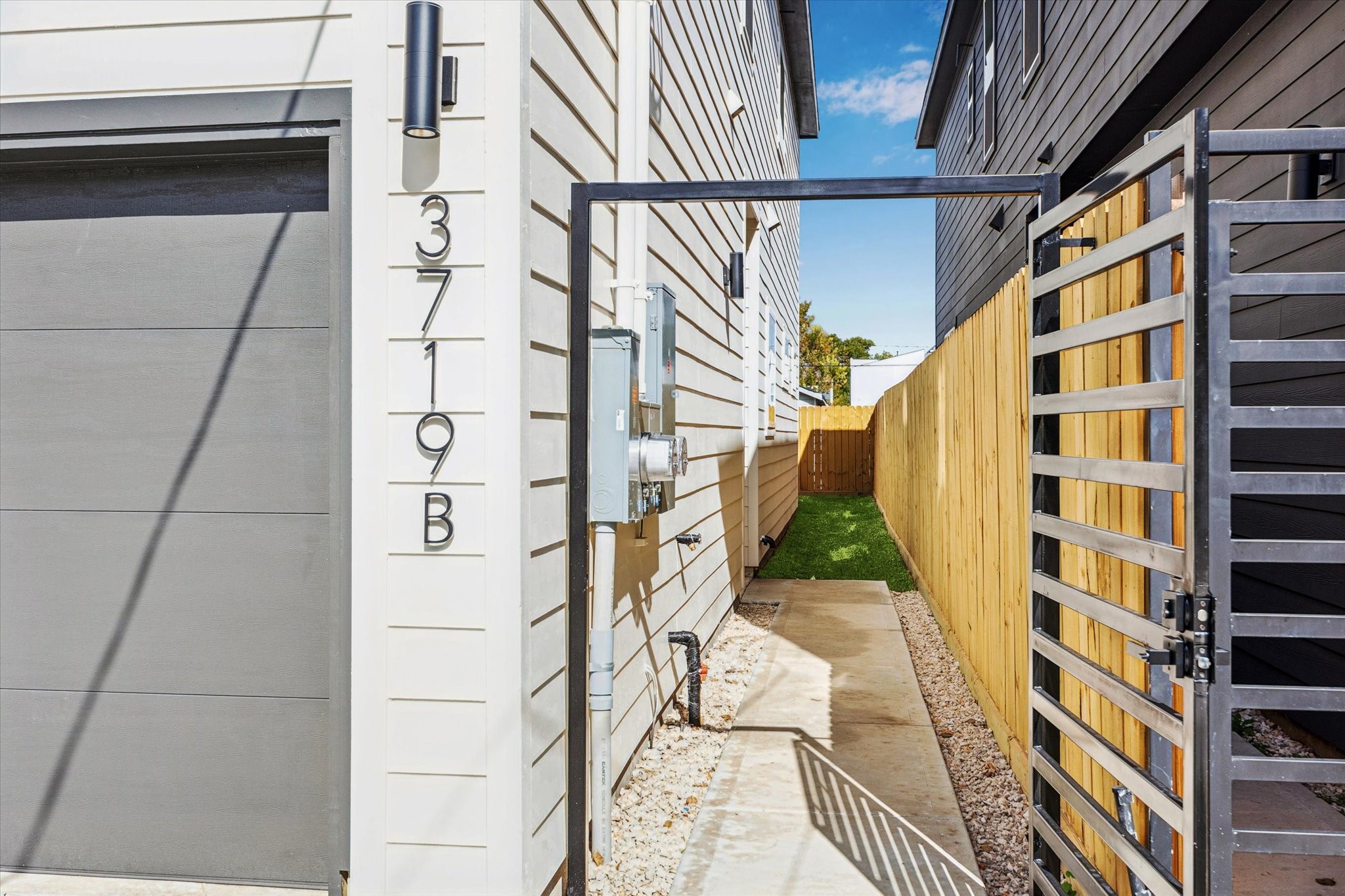 3719 Lydia Street, Unit B Houston, TX 77021 - Photo 2 of 20 a view of balcony with stairs