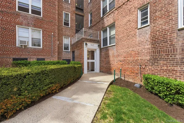 $190,000 | 5621 Netherland Avenue, Unit 3D | North Riverdale