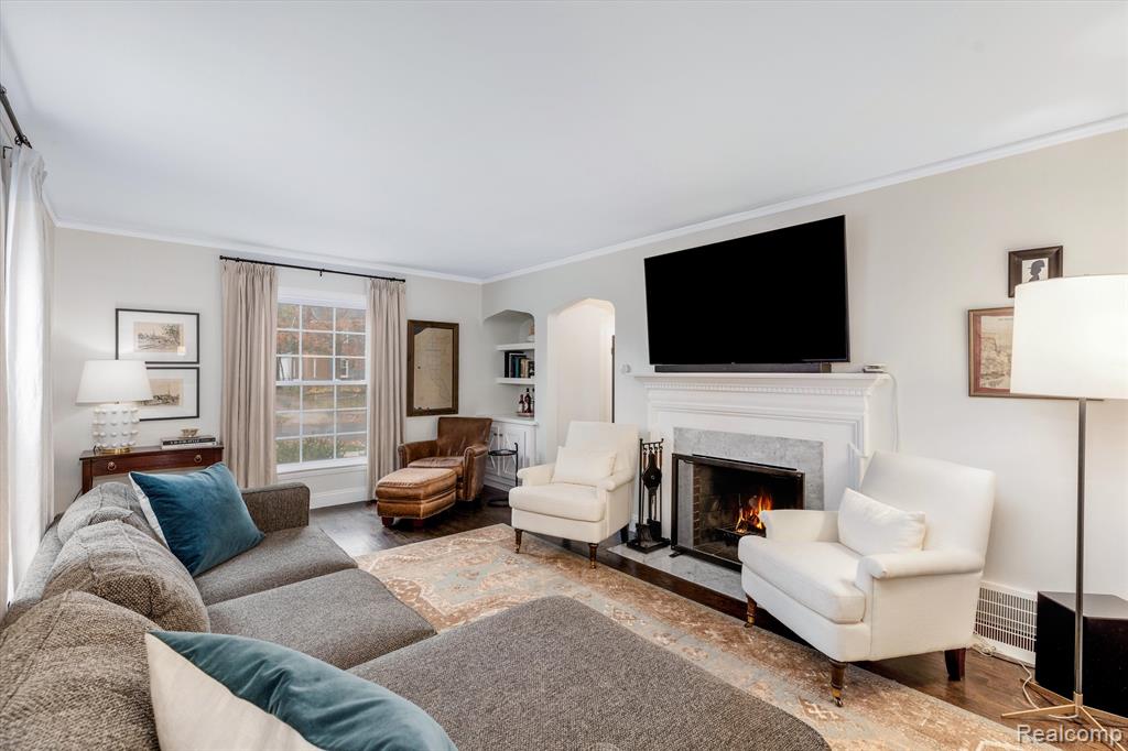 1616 Roslyn Road Grosse Pointe Woods, MI 48236 - Photo 7 of 23