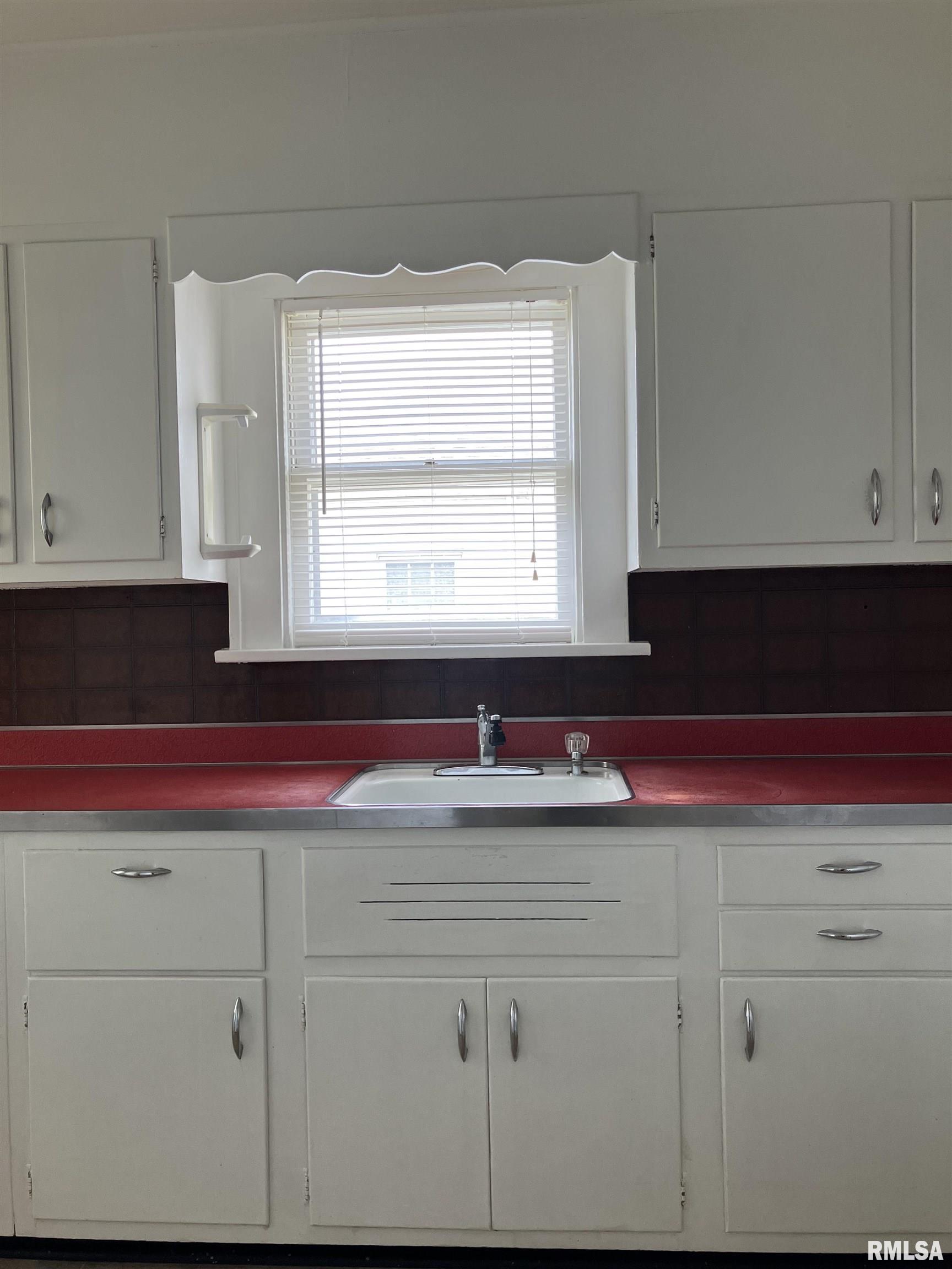 809 South Johnson Street Macomb, IL 61455 - Photo 3 of 14 Gallery Image 3