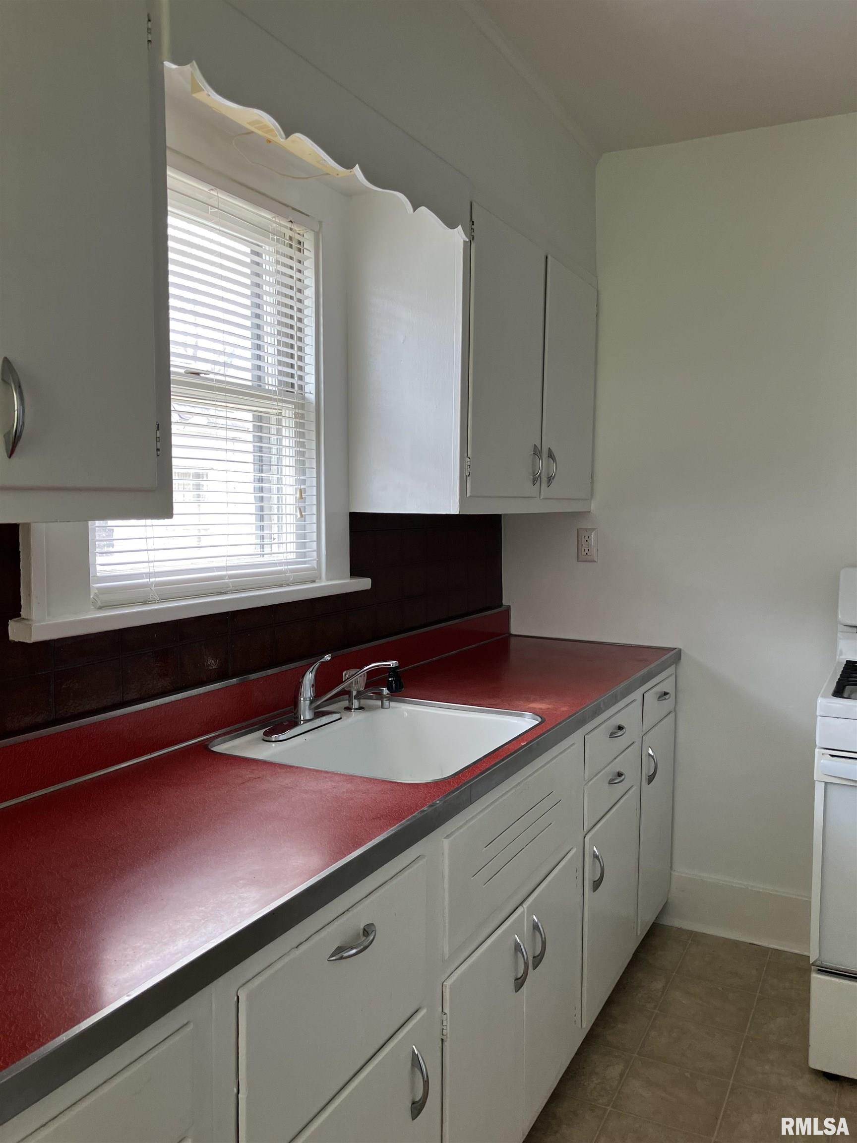 809 South Johnson Street Macomb, IL 61455 - Photo 4 of 14 Gallery Image 4