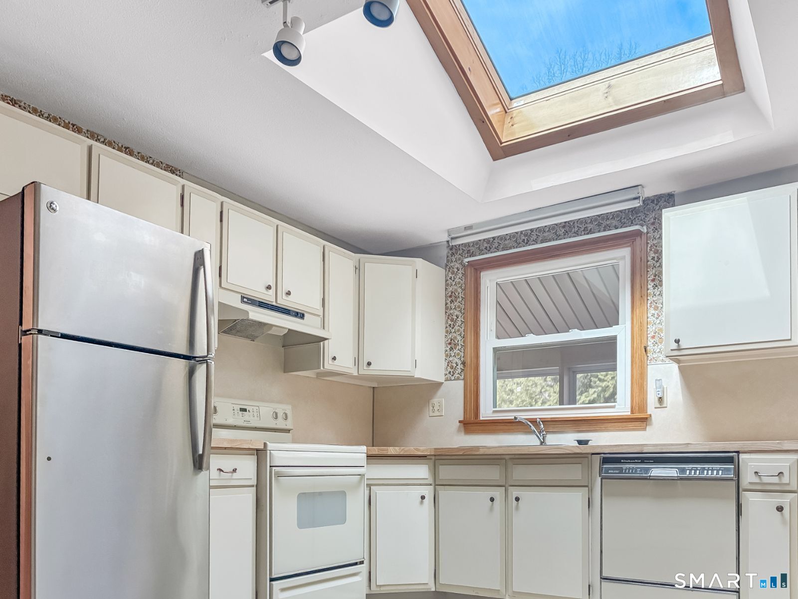 9 Bridlepath Road Simsbury, CT 06092 - Photo 2 of 38