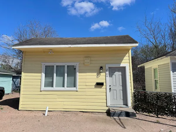 a view of a house with a backyard