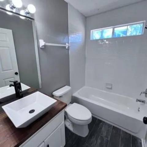 $1,999 | 6311 Thomasville Road, Tallahassee, FL 32309