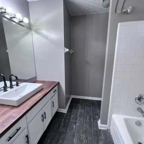 $1,999 | 6311 Thomasville Road, Tallahassee, FL 32309