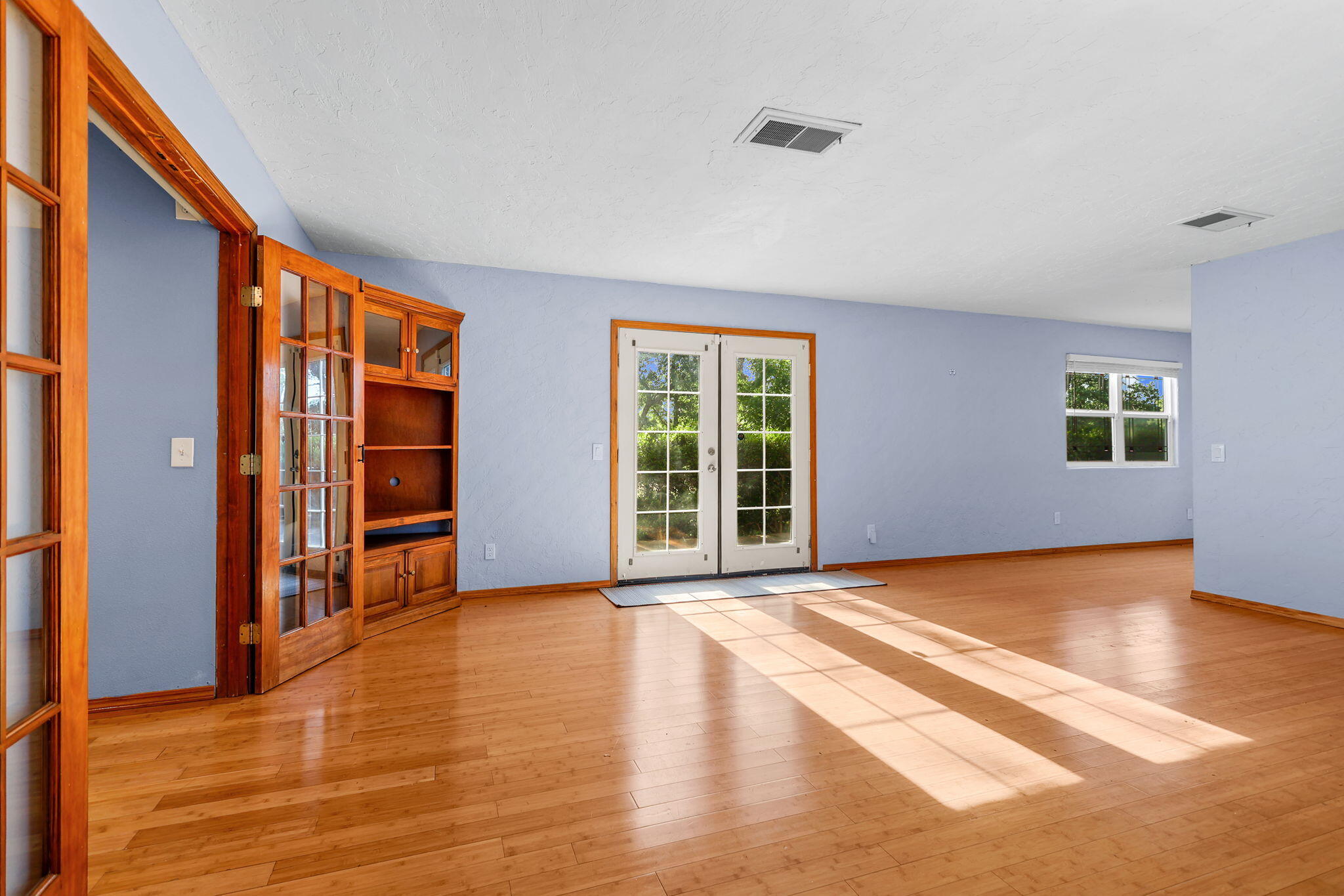 21445 Wilcox Road Red Bluff, CA 96080 - Photo 11 of 41 Living Room