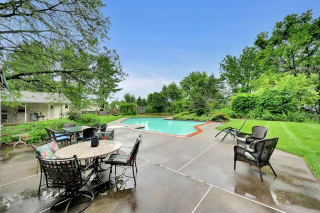 $947,000 | 938 Meadow Circle, Bethlehem, PA 18017