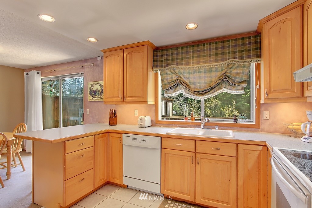 21620 2nd Avenue Southeast Bothell, WA 98021 - Photo 3 of 15