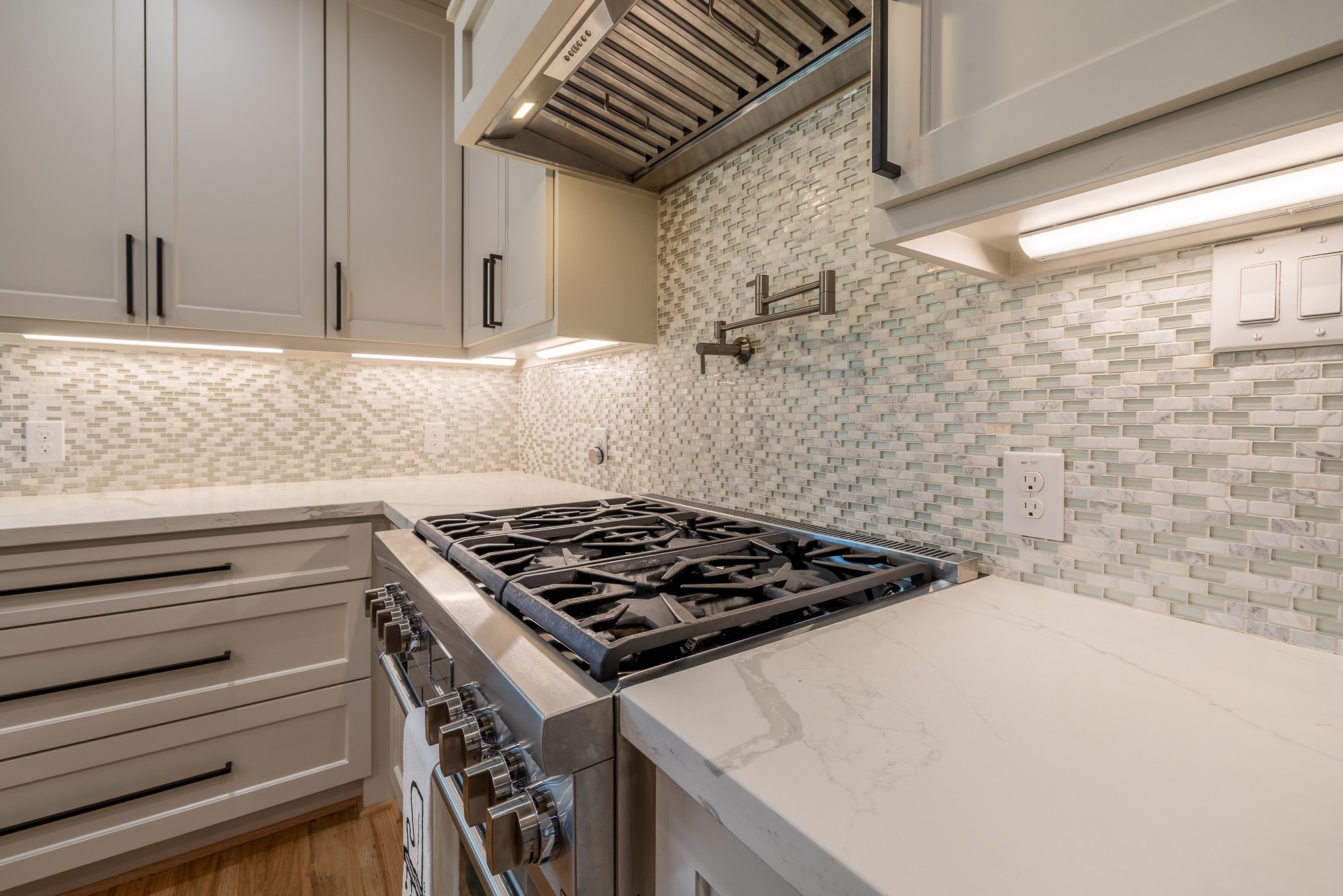 5230 Redstart Street Houston, TX 77035 - Photo 15 of 30 Professional-grade Thermador range with custom hood and designer tile backsplash