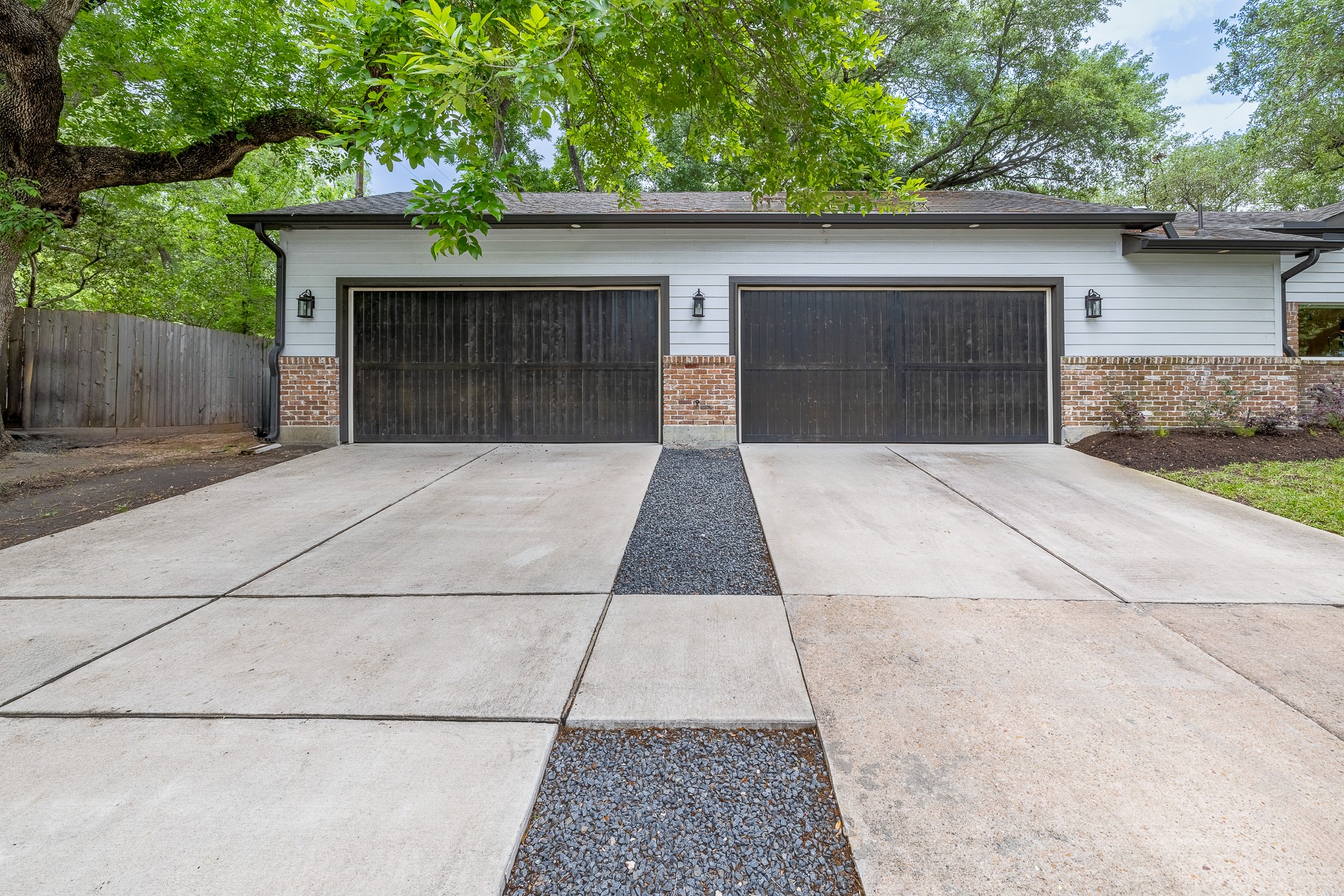 5230 Redstart Street Houston, TX 77035 - Photo 28 of 30 Grand driveway approach to the 4-car air-conditioned garage — 1,136 sq ft of premium added space