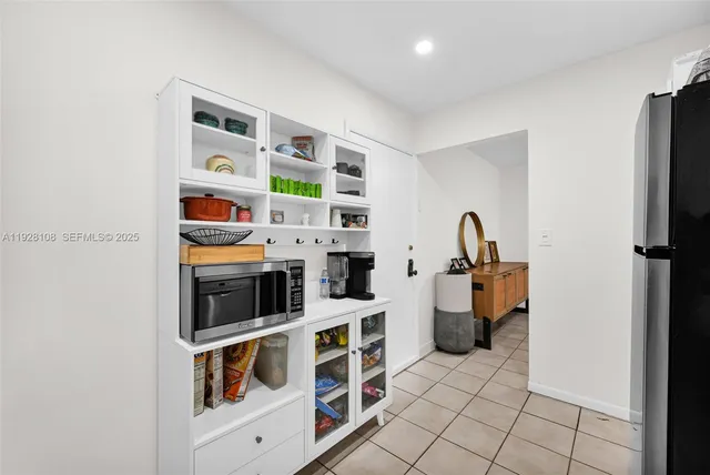 a view of an empty room with working space