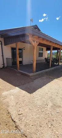 a view of a back yard