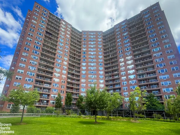$780,000 | 5900 Arlington Avenue, Unit 4B | North Riverdale