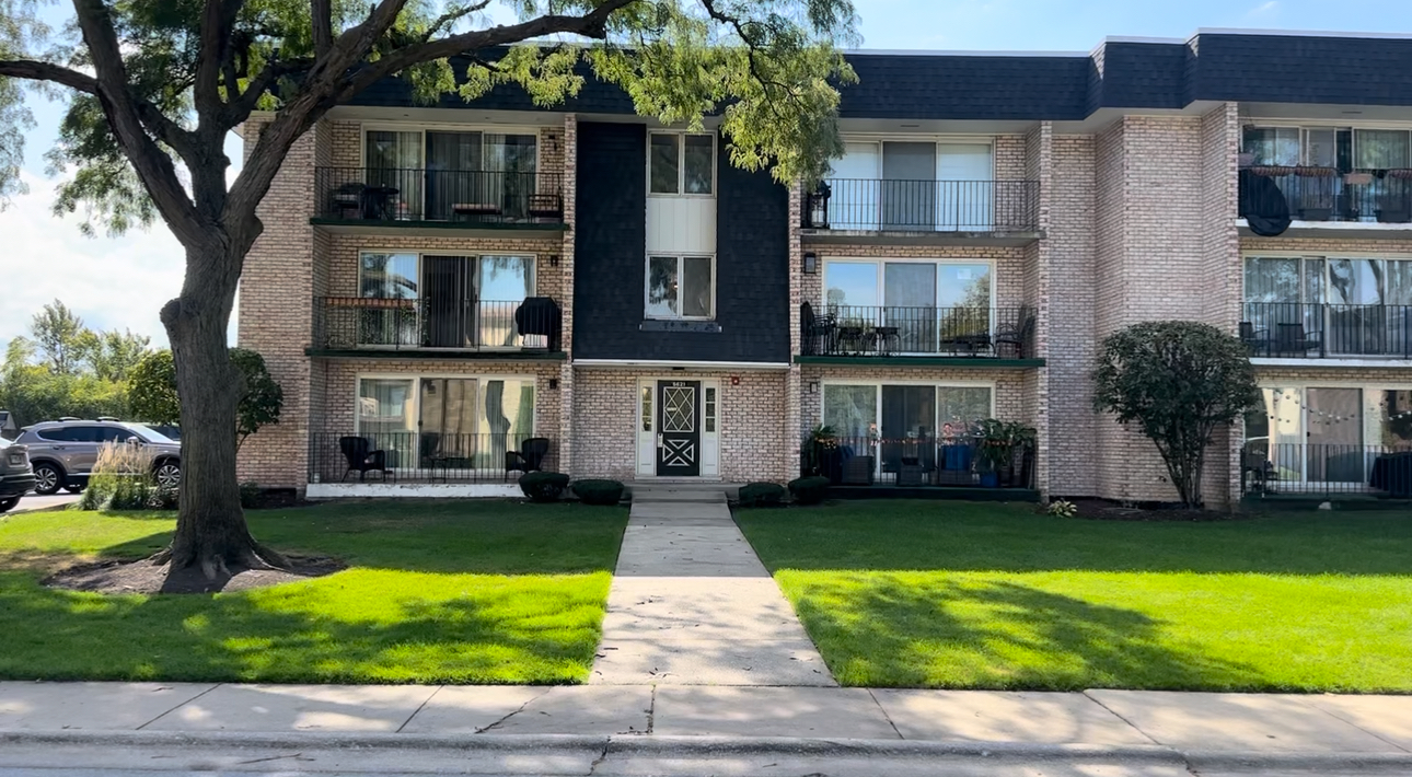 a front view of house with yard