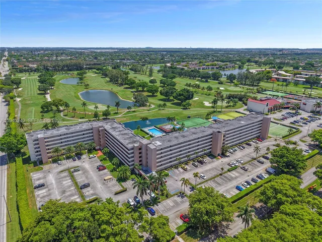 a view of a back yard of the house