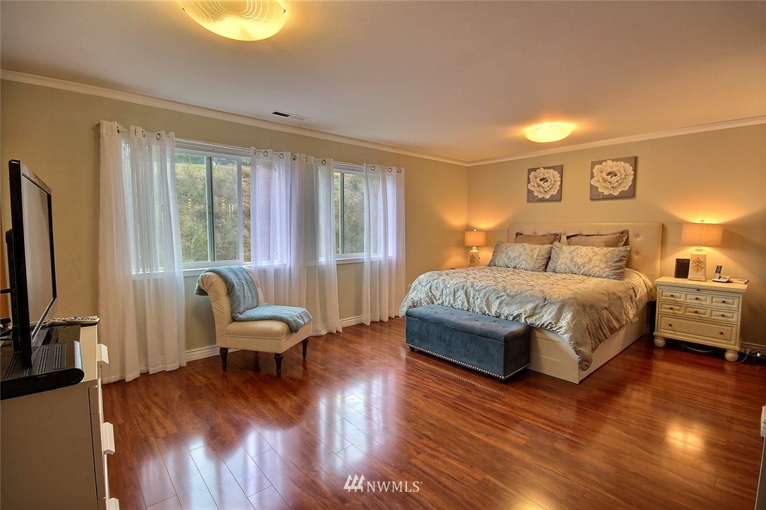 2522 Northeast 2nd Place Renton, WA 98056 - Photo 8 of 21