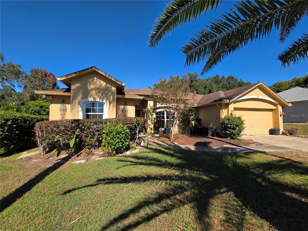 686 Park Valley Circle Minneola, FL 34715 - Photo 2 of 33 a front view of a house with a yard