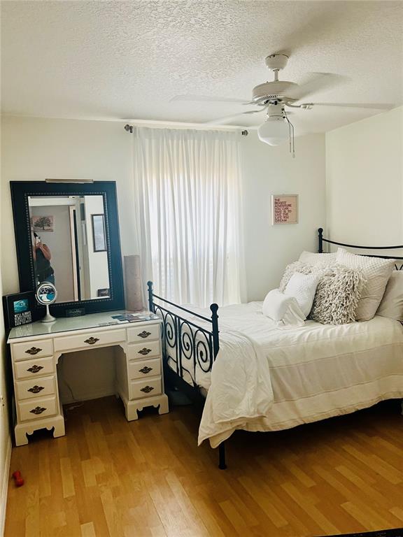 686 Park Valley Circle Minneola, FL 34715 - Photo 22 of 33 a bedroom with a bed and a table