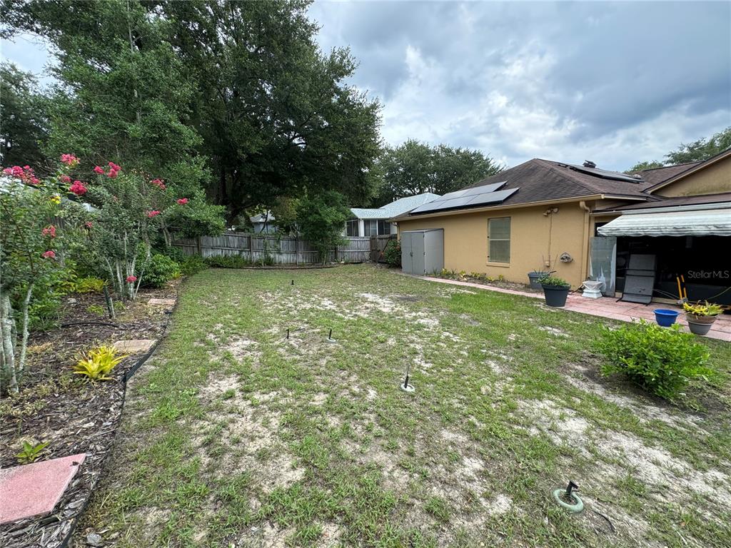 686 Park Valley Circle Minneola, FL 34715 - Photo 29 of 33 a backyard of a house with yard and outdoor seating