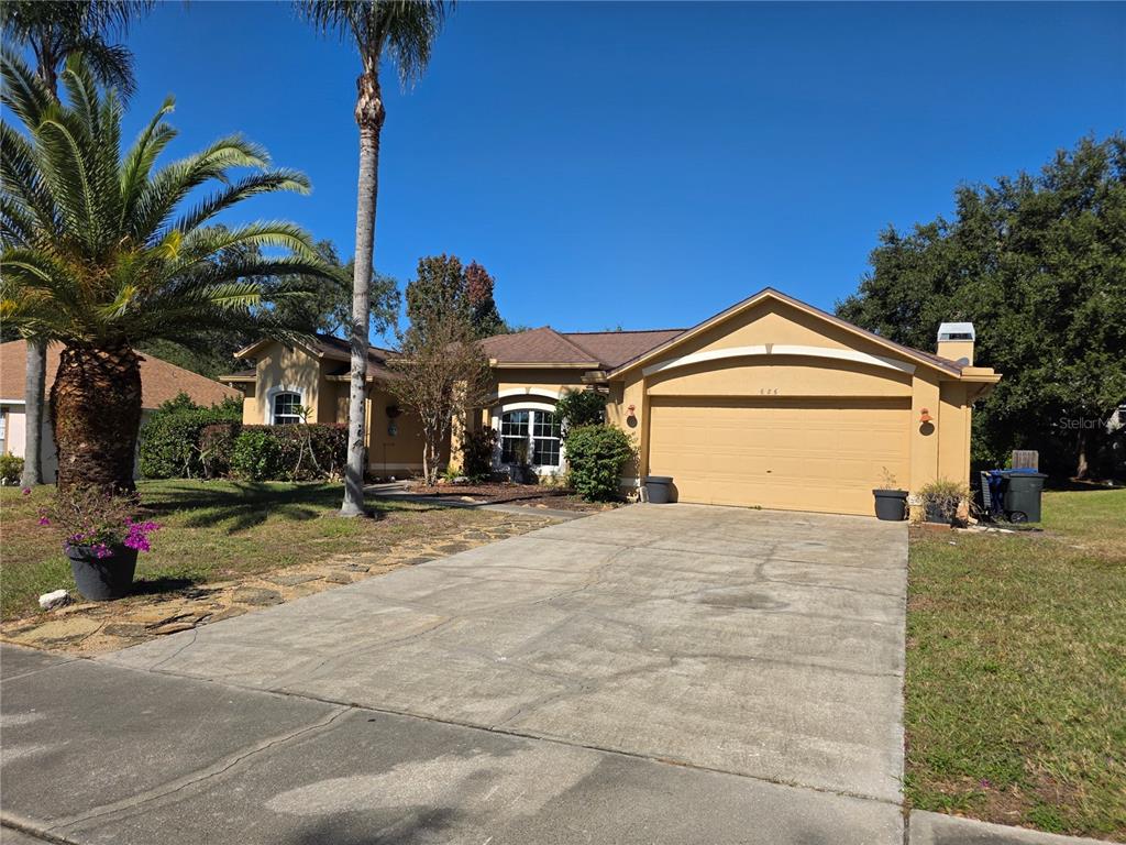 686 Park Valley Circle Minneola, FL 34715 - Photo 6 of 33 a front view of a house with garden