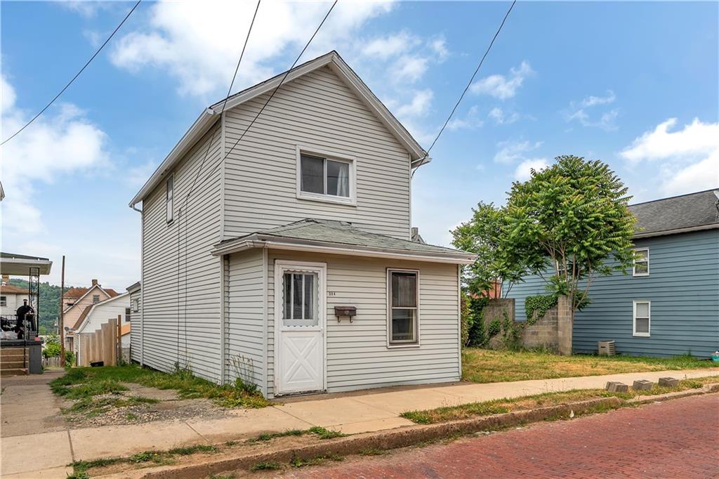 a view of a house with a backyard