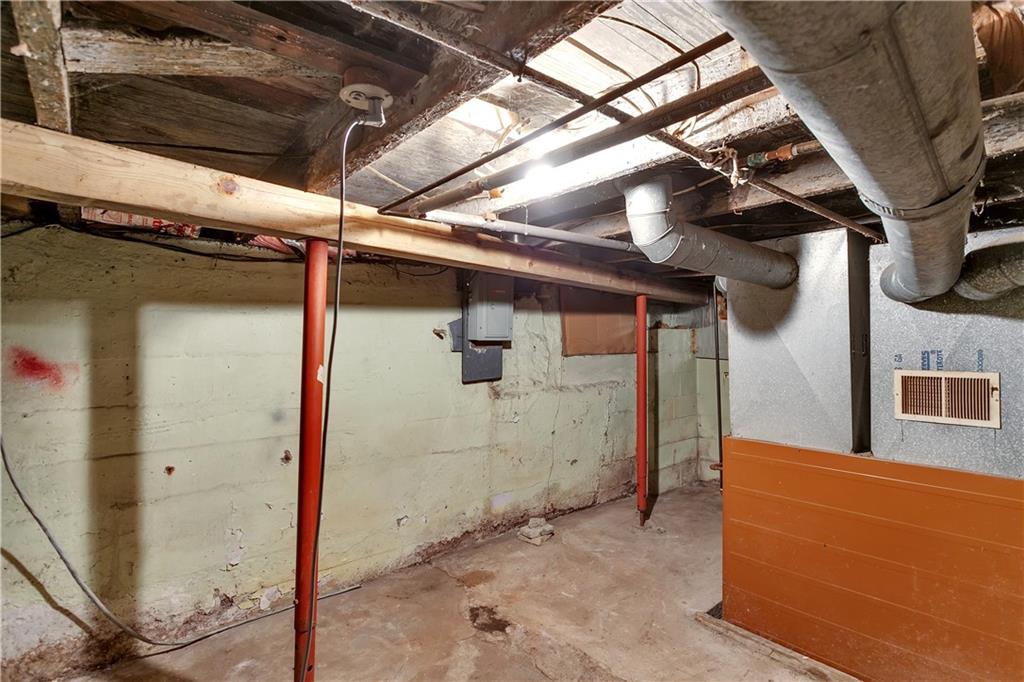 304 Beech Street Vandergrift, PA 15690 - Photo 20 of 25 a view of a garage