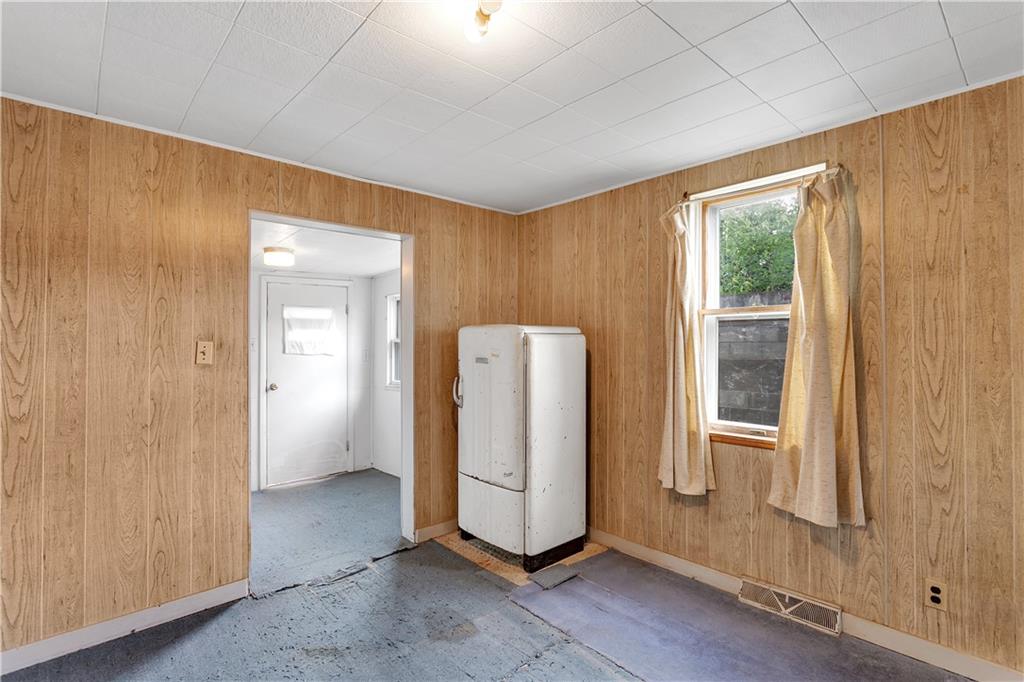 304 Beech Street Vandergrift, PA 15690 - Photo 8 of 25