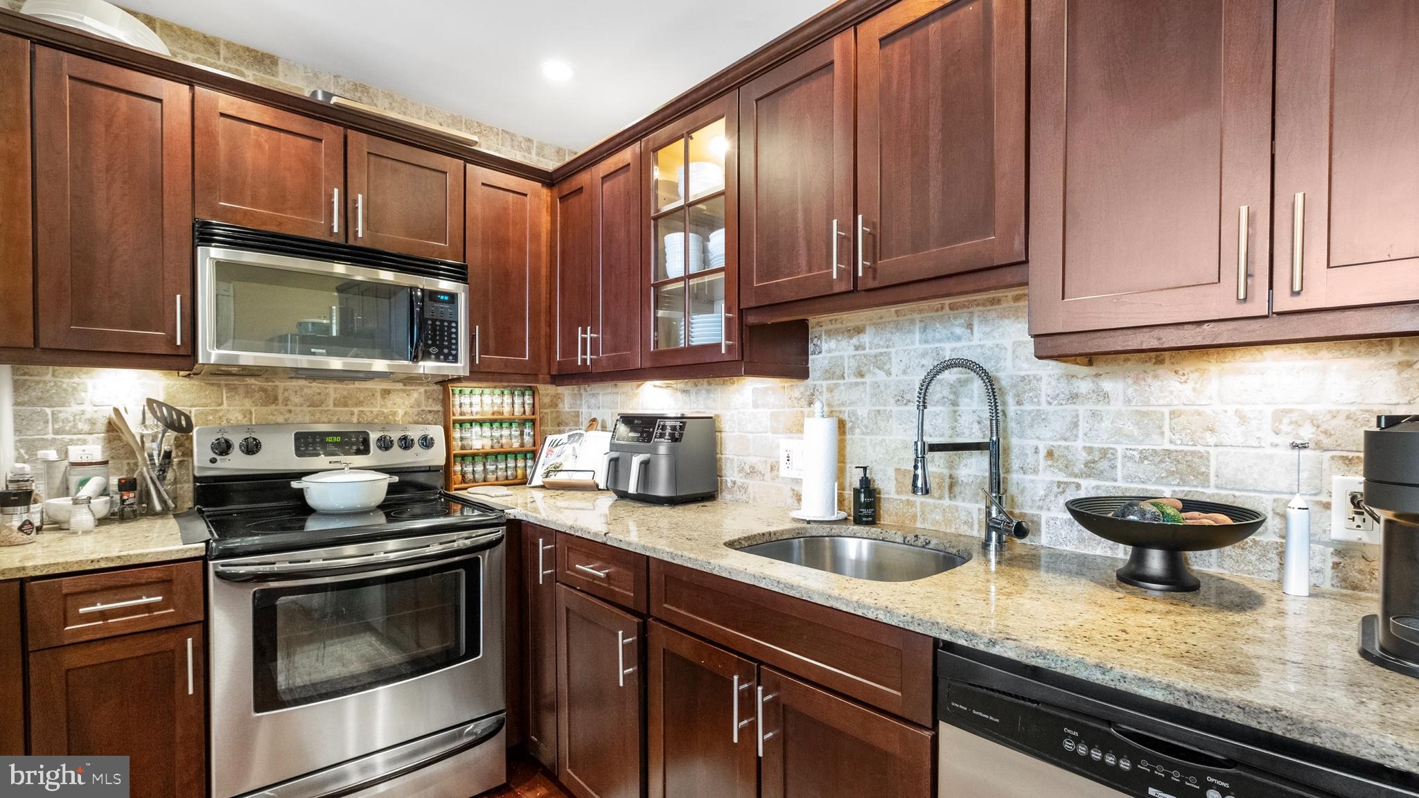 918 Spruce Street, Unit 10 Philadelphia, PA 19107 - Photo 2 of 18