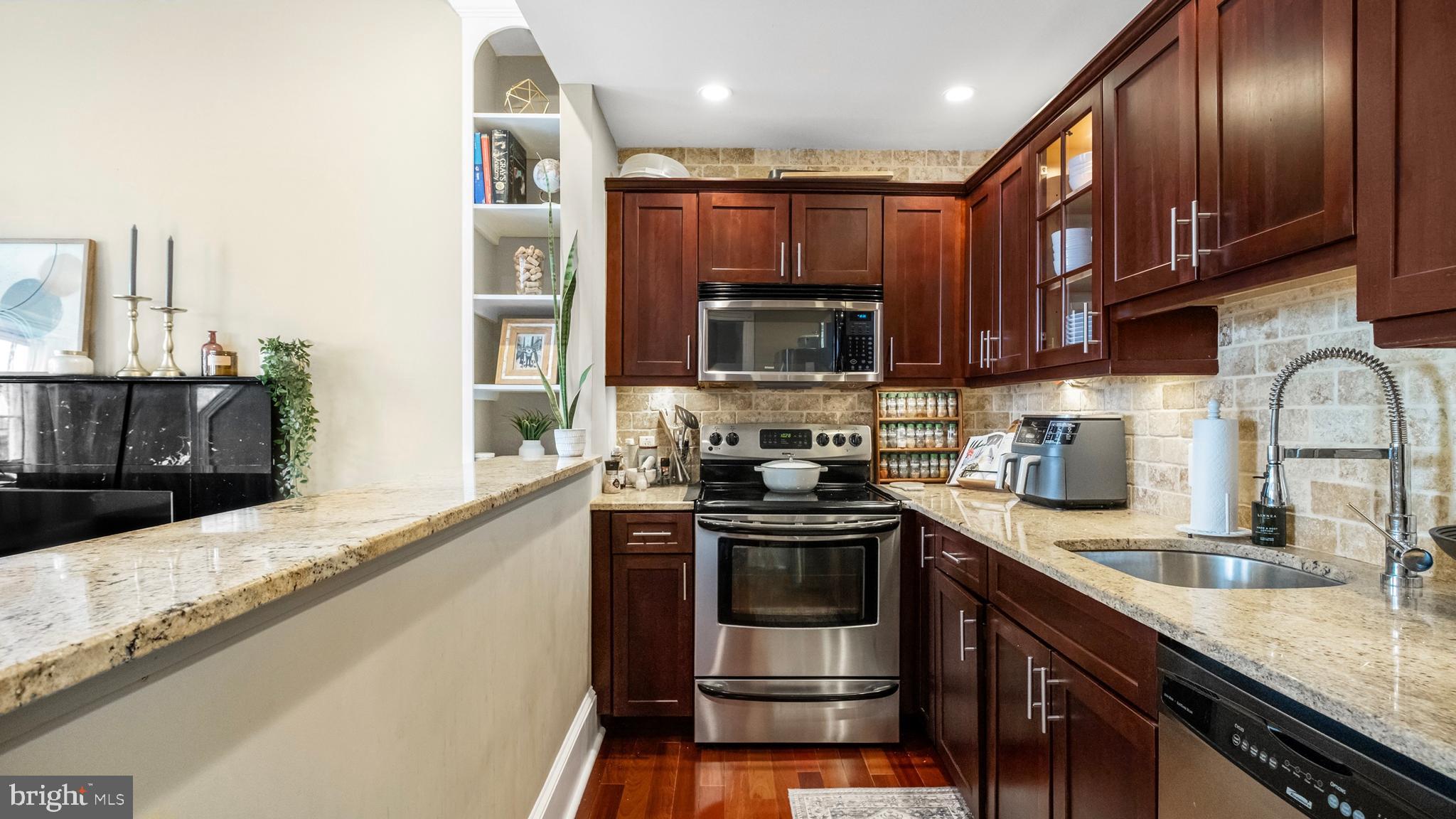 918 Spruce Street, Unit 10 Philadelphia, PA 19107 - Photo 3 of 18