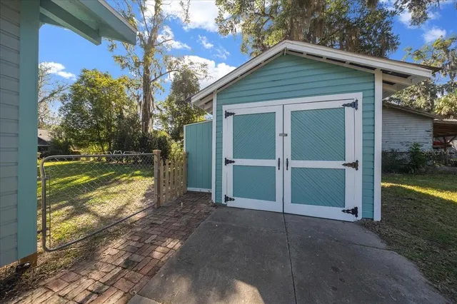 a view of back yard of the house