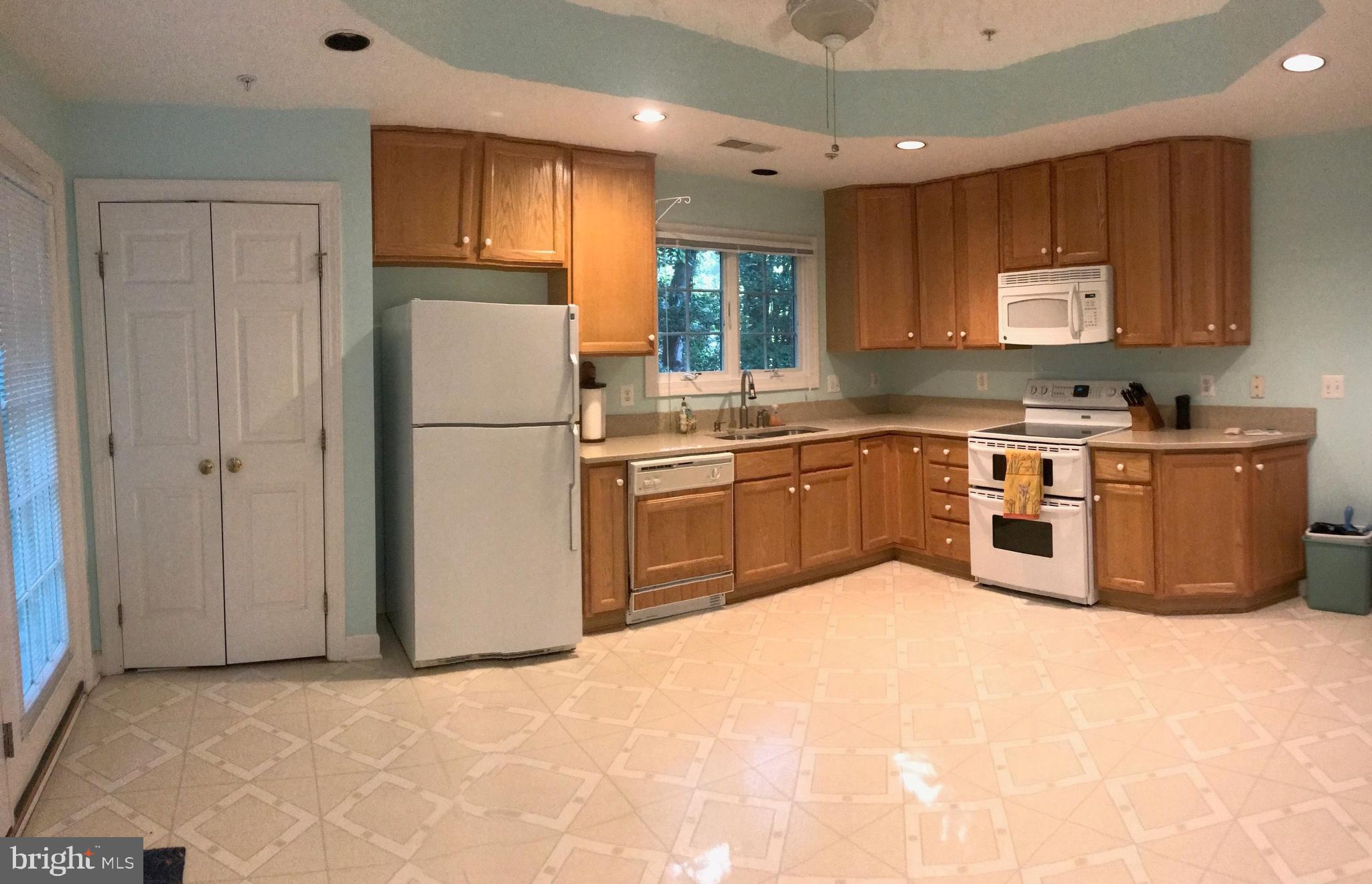 Kitchen w/Silestone countertops
