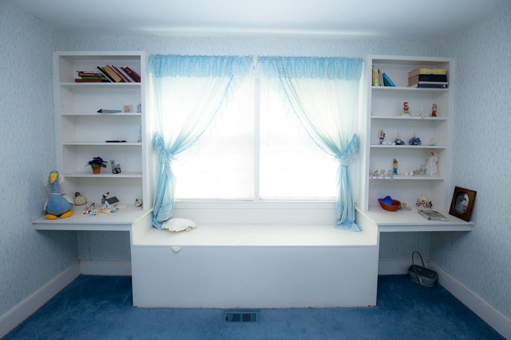 499 Pine Street Bamberg, SC 29003 - Photo 10 of 28 a room with a baby crib and a window