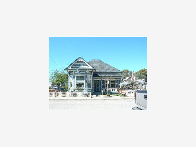 37 Mariposa Street San Juan Bautista, CA 95045 - Photo 2 of 9 a picture of a living room with a bench