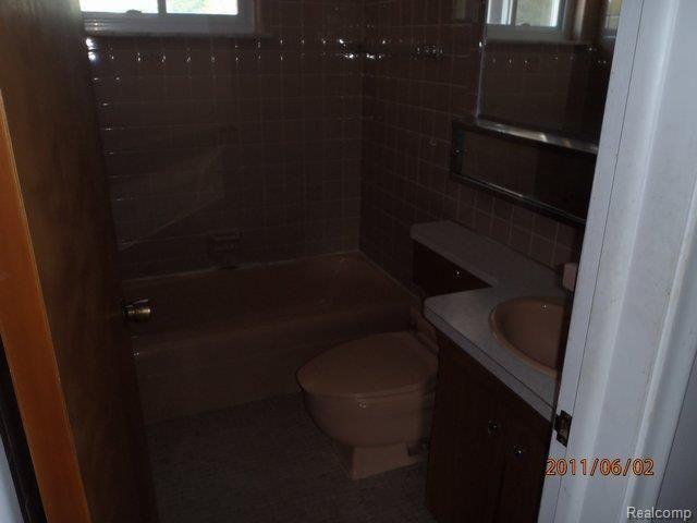 9823 Middlebelt Road, Unit 19 Livonia, MI 48150 - Photo 8 of 11 P6020032