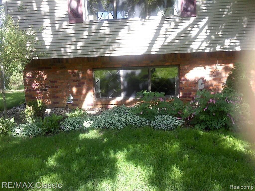 2947 Ripple Way White Lake, MI 48383 - Photo 2 of 27 Lush Landscaping