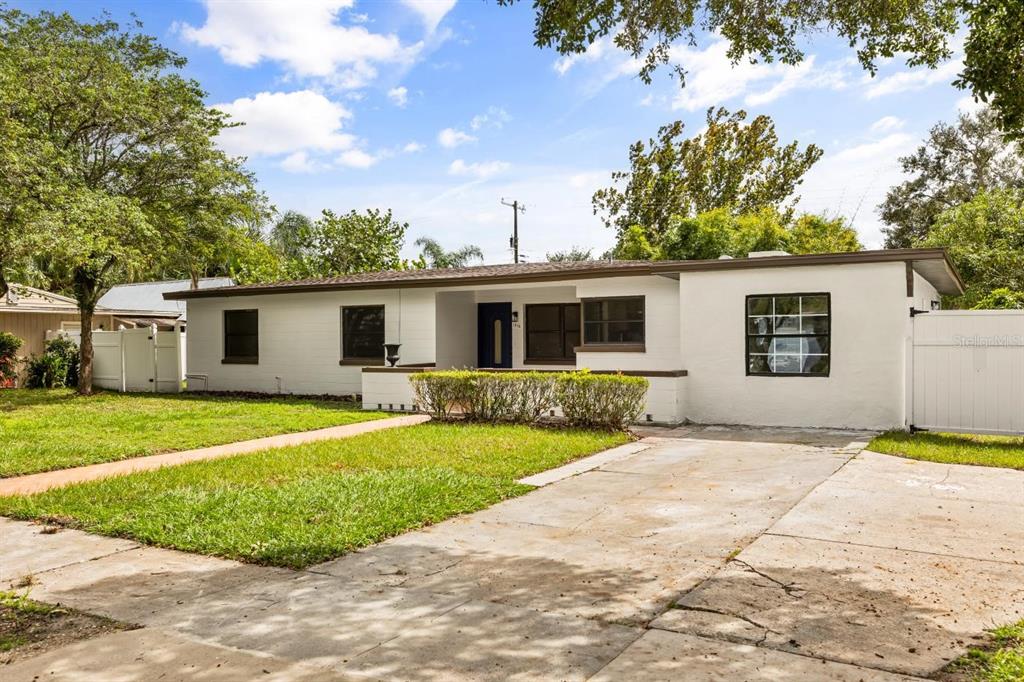 1816 Ivy Lane Winter Park, FL 32792 - Photo 25 of 35 a view of a backyard with a garden and plants