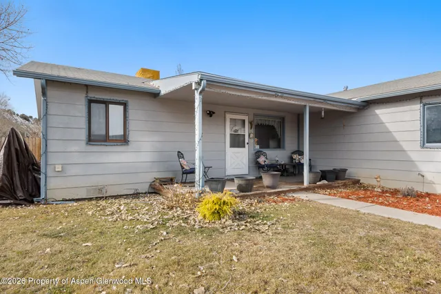 a view of backyard of the house
