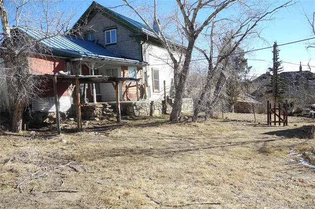 a view of a dry yard