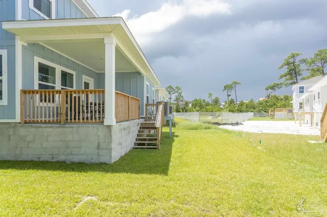 a view of an house with swimming pool