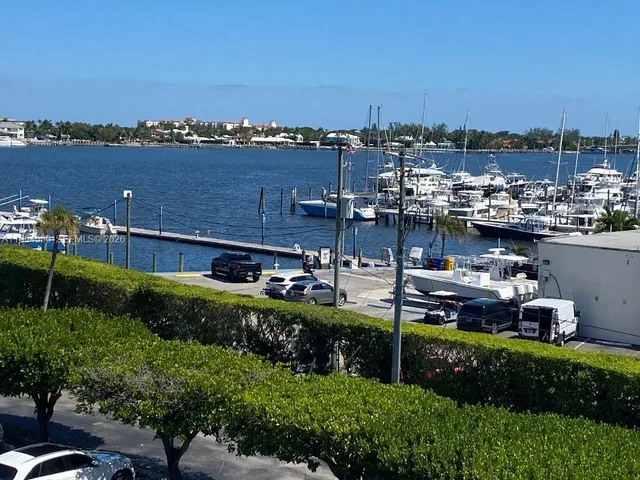 a view of livingroom with furniture