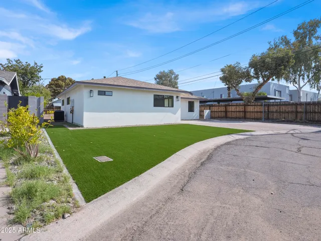 a view of a house with a backyard